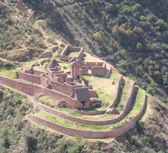 in the ancascocha trek it is also possible to see the archaeological complex Racay Cancha