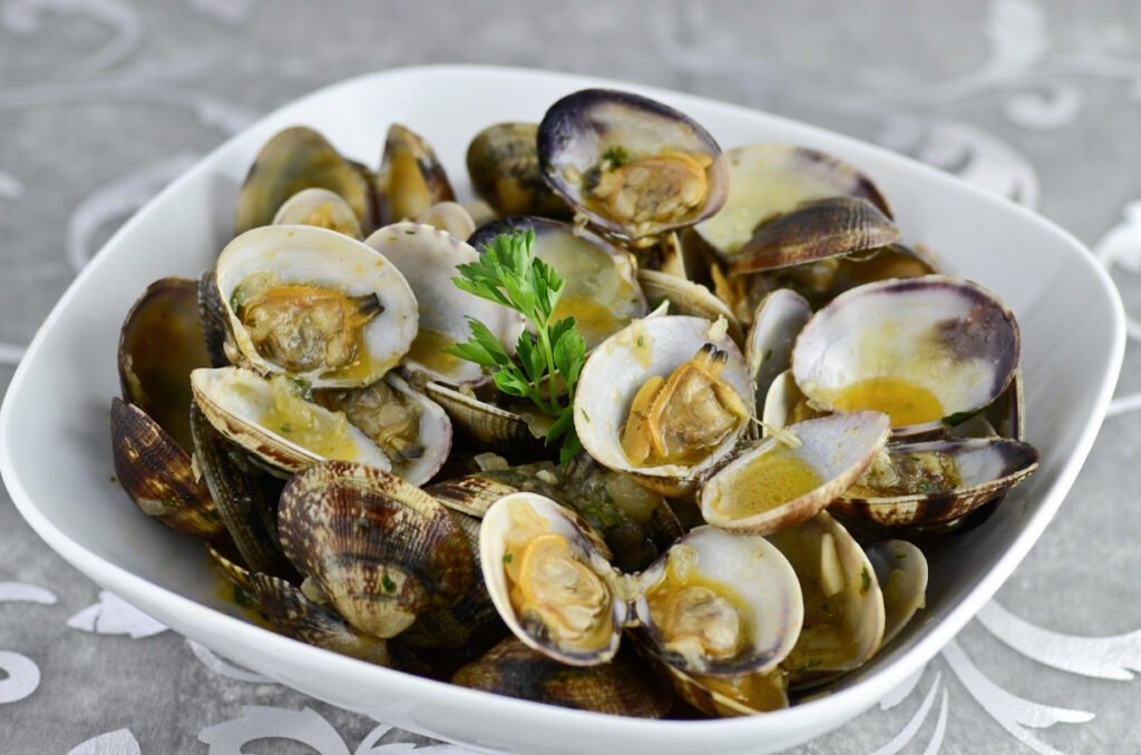 Popular Foods in Peru That you Must Try 24 Almejas Tatemadas