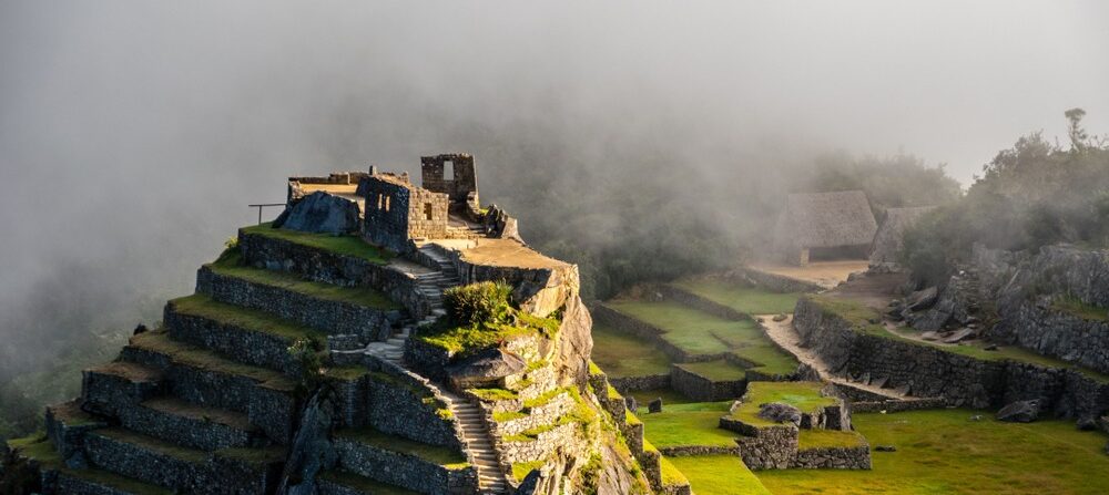 Vista de la Piedra Intihuatana desde el ingreso a Machu Picchu