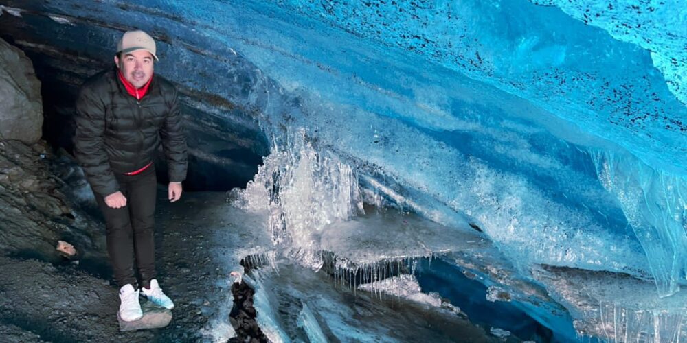 Beautiful inside the Suyuparina glacier (2)